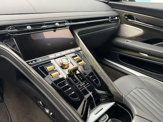 Aston Martin DB12 Coupé 4.0 V8 Bi-Turbo "1 of 60 Goldfinger Edition"