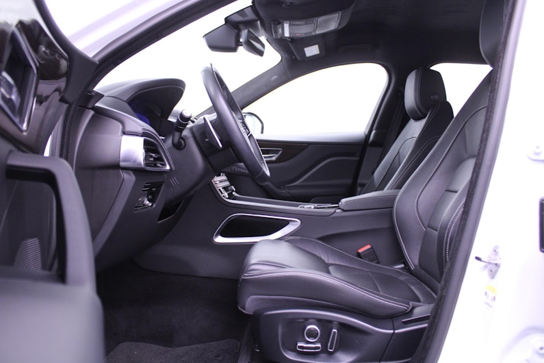 Vehicle image JAGUAR F-PACE