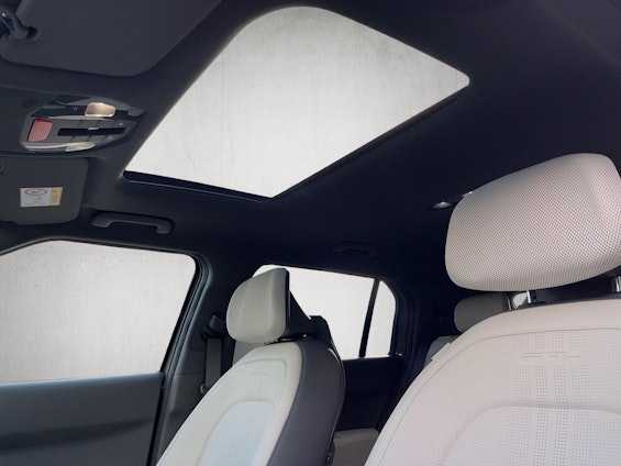 Vehicle image 17 Vehicle image 17