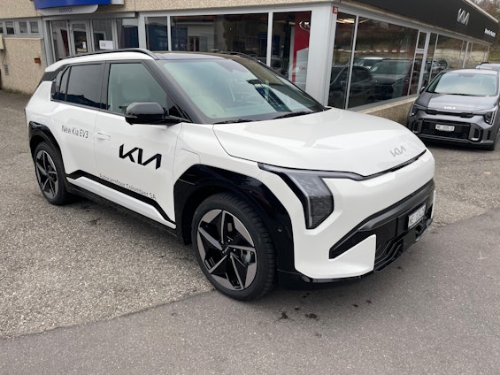 First vehicle image