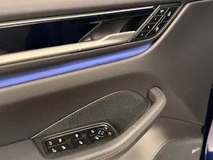 PORSCHE Macan 4
