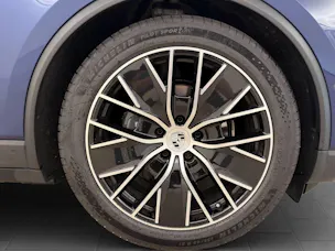 PORSCHE Macan 4