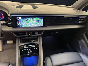 PORSCHE Macan 4