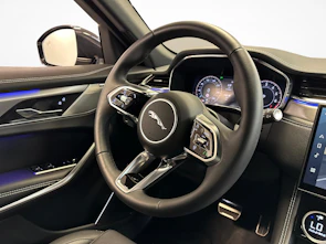 immagine del veicolo JAGUAR F-Pace 2.0 P400e R-Dynamic SE 90th Anniversary Ed. AWD