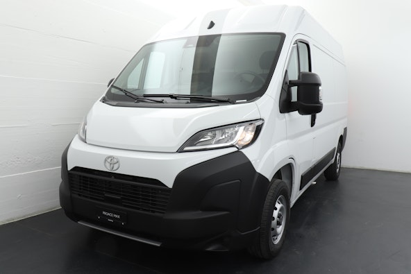 First vehicle image