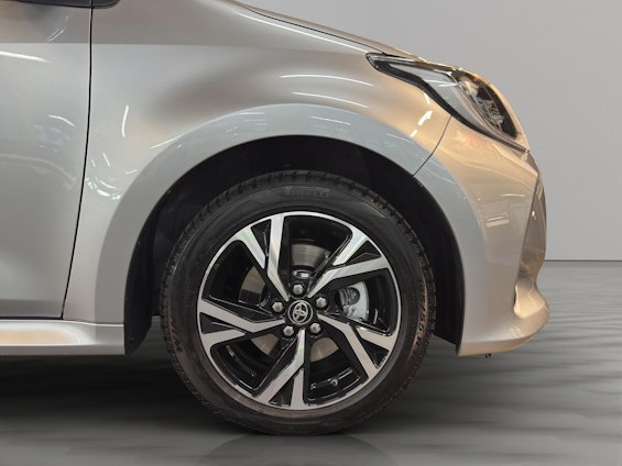Vehicle image 10