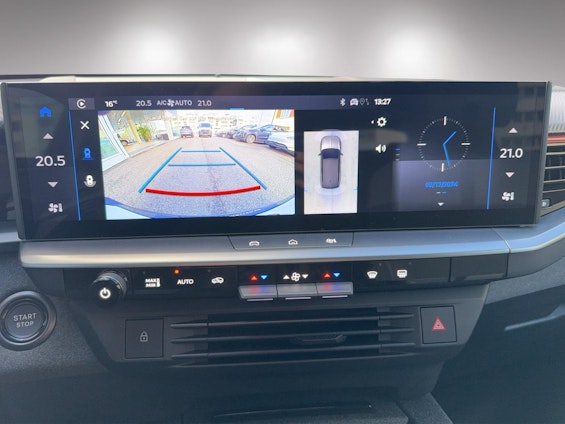 Vehicle image 32 Vehicle image 32