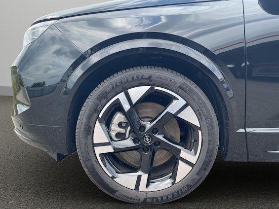 Vehicle image 4 Vehicle image 4