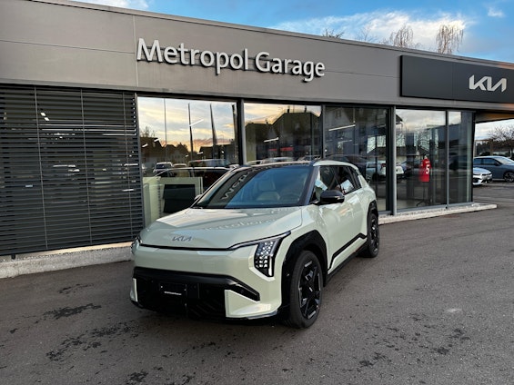 First vehicle image