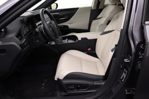 Vehicle image LEXUS ES 300h Excellence