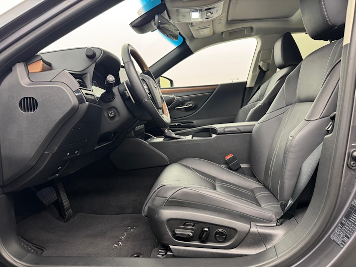 Vehicle image LEXUS ES