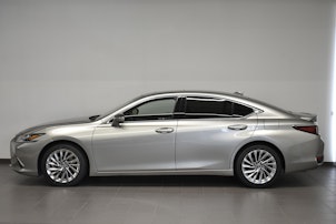 Vehicle image LEXUS ES 300h Excellence