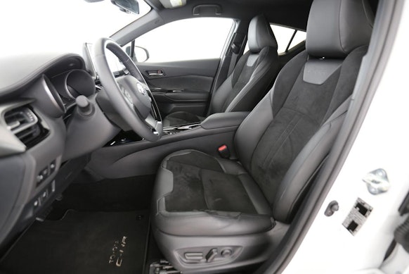 TOYOTA C-HR 2.0 VVTi HSD Move 2