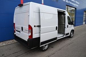 Vehicle image PEUGEOT Boxer Kaw. 335 L2H2 2.2 BlueHDi 140 S/S