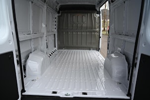 Vehicle image PEUGEOT Boxer Kaw. 335 L2H2 2.2 BlueHDi 140 S/S