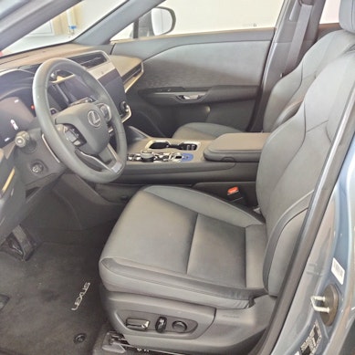 LEXUS RZ 450e Comfort 2