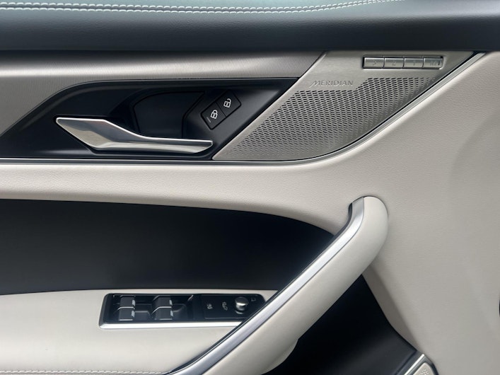 Vehicle image JAGUAR F-PACE