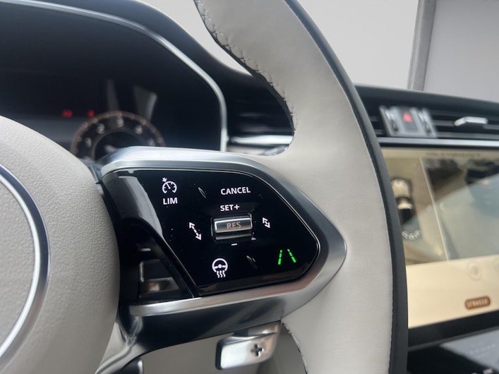 Vehicle image JAGUAR F-PACE