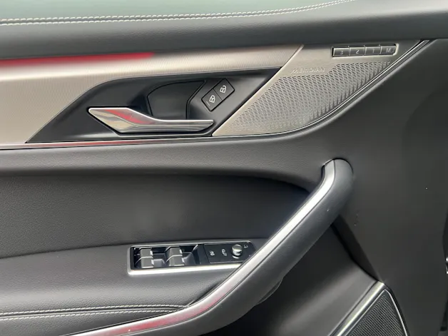 Jaguar F-Pace 2.0 P400e R-Dynamic SE 90th Anniversary Ed. AWD / Anhängerkupplung