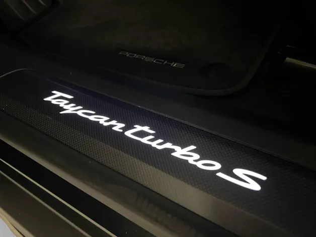 Porsche Taycan Turbo S Cross Turismo