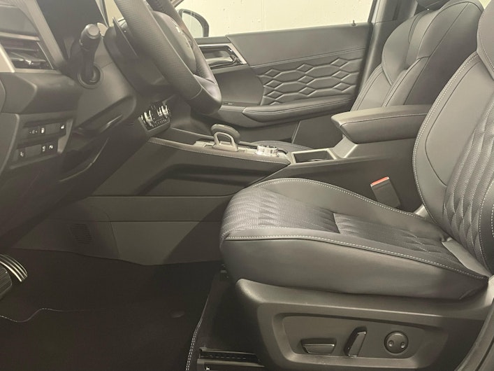 Vehicle image MITSUBISHI OUTLANDER