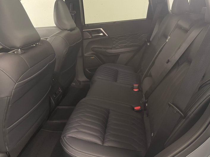 Vehicle image MITSUBISHI OUTLANDER