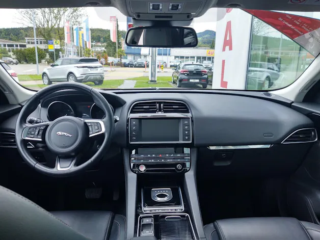 Jaguar F-Pace 2.0 D 180 Advantage AWD