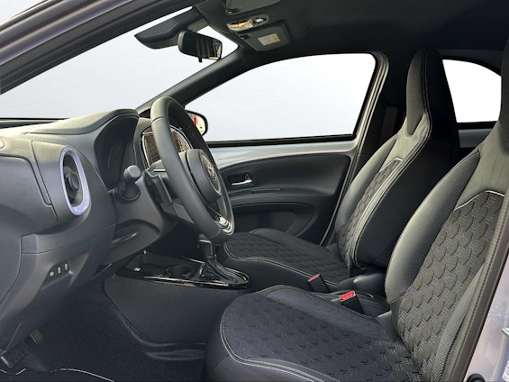 Vehicle image 6