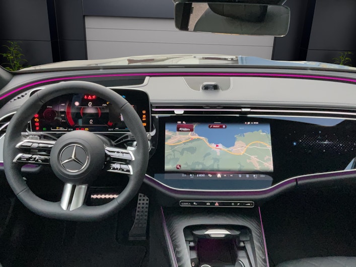 Vehicle image MERCEDES-BENZ E 220