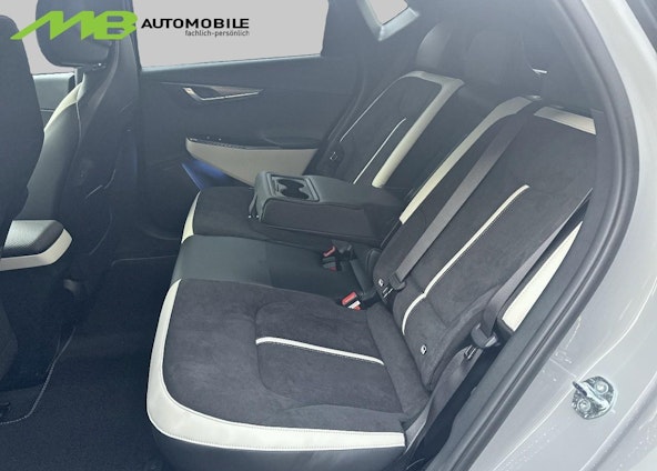 Vehicle image 9 Vehicle image 9