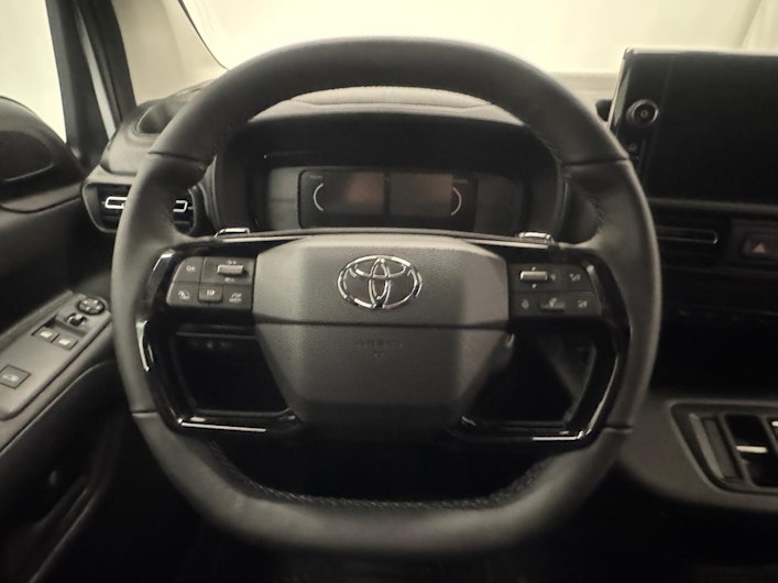 Vehicle image TOYOTA PROACE CITY