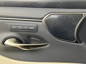 Vehicle image LEXUS ES 300h Excellence