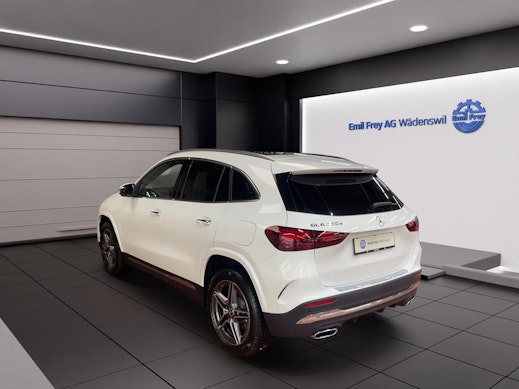 MERCEDES-BENZ GLA 250 e AMG Line 3