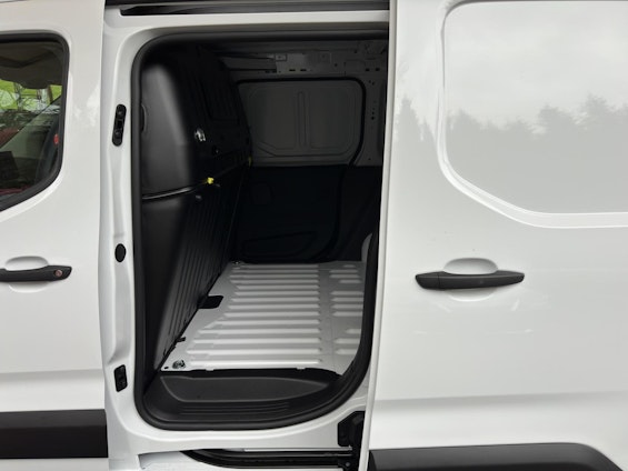 Vehicle image 17 Vehicle image 17