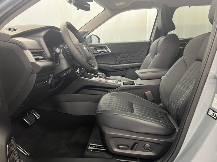 Vehicle image MITSUBISHI OUTLANDER