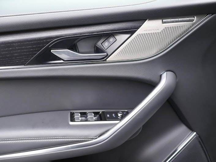 Vehicle image JAGUAR F-PACE