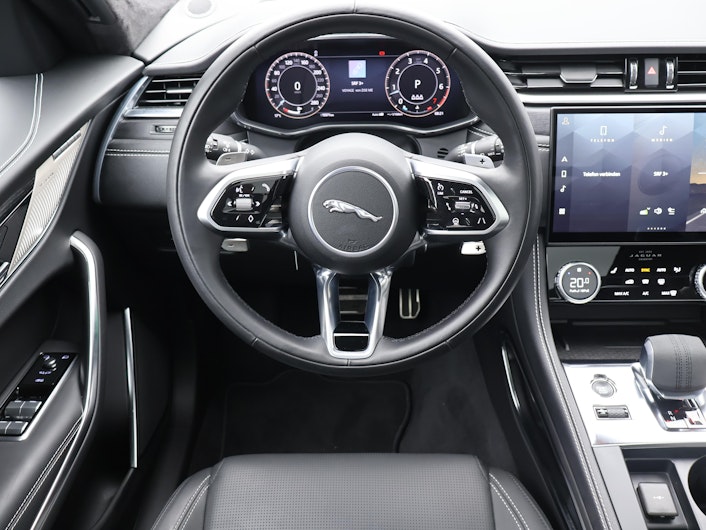 Vehicle image JAGUAR F-PACE