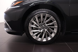 Vehicle image LEXUS ES 300h Excellence