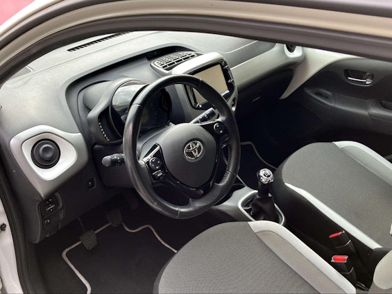 Vehicle image 4