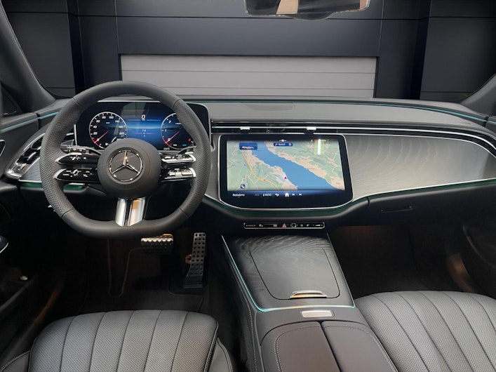 Vehicle image MERCEDES-BENZ E 220