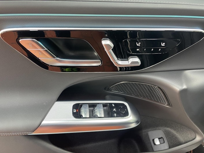 Vehicle image MERCEDES-BENZ E 220