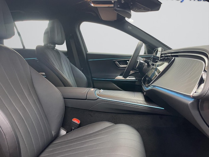 Vehicle image MERCEDES-BENZ E 220