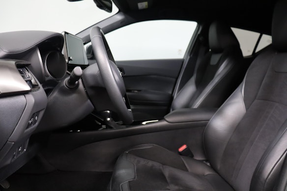 TOYOTA C-HR 2.0 VVTi HSD Move 2