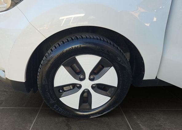 Vehicle image 17 Vehicle image 17