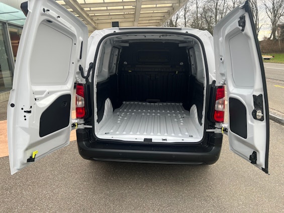 Vehicle image 28