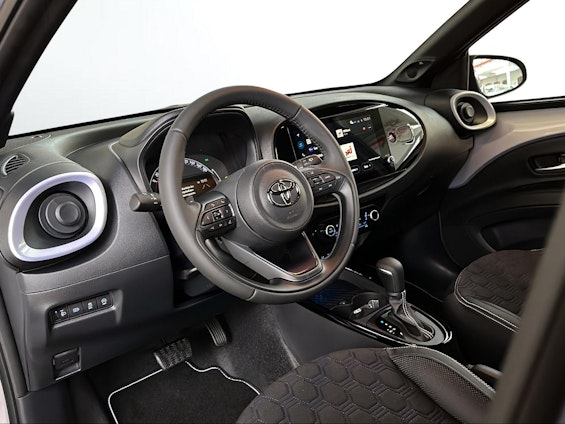 Vehicle image 10