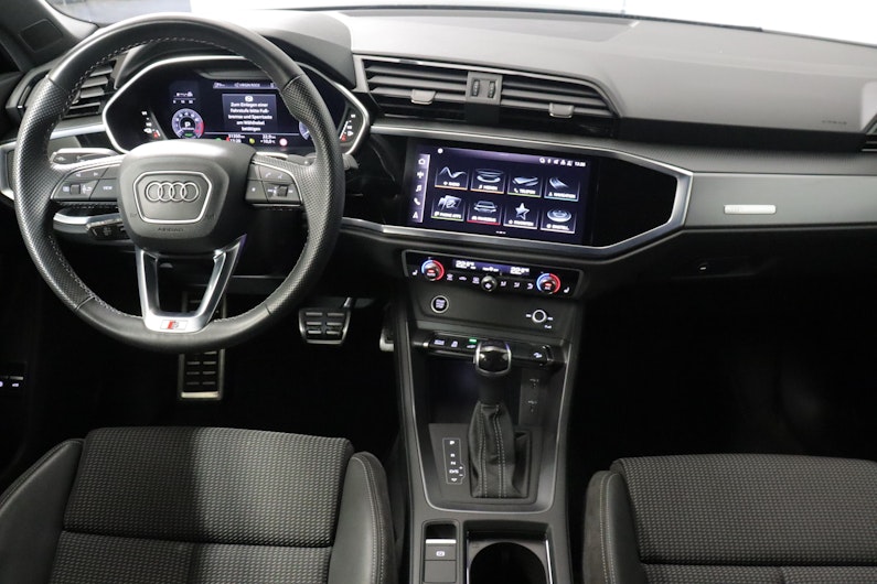 Vehicle image AUDI Q3