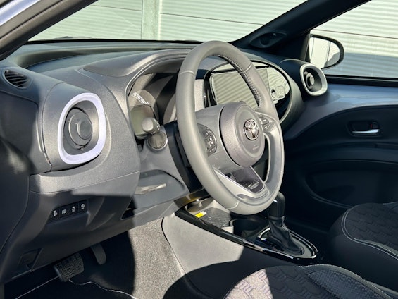 Vehicle image 7