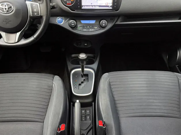 Toyota Yaris 1.5 VVT-i HSD Sol Premium