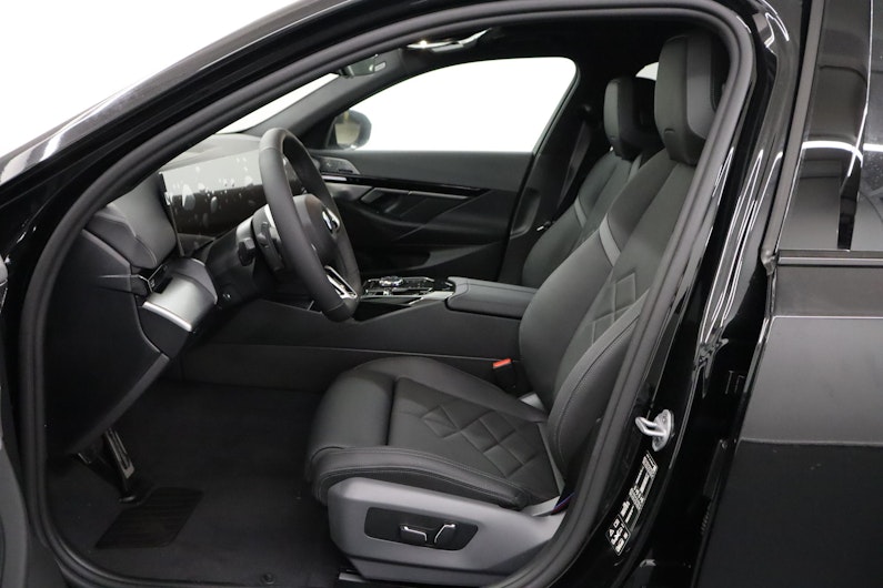 Vehicle image BMW 5 SERIES